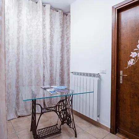 ベッド・アンド・ブレックファスト La Corte And Restaurant - Free Parking - 10 Minutes To The And Centre *
