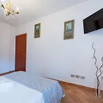 La Corte And Restaurant - Free Parking - 10 Minutes To The And Centre 4*