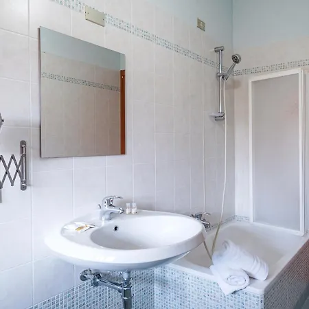 La Corte And Restaurant - Free Parking - 10 Minutes To The And Centre 4* Tavernerio