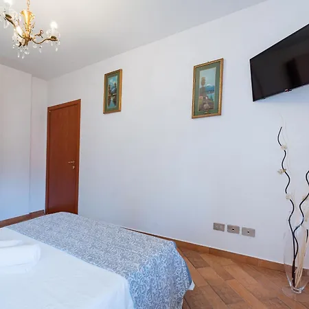 La Corte And Restaurant - Free Parking - 10 Minutes To The And Centre 4*